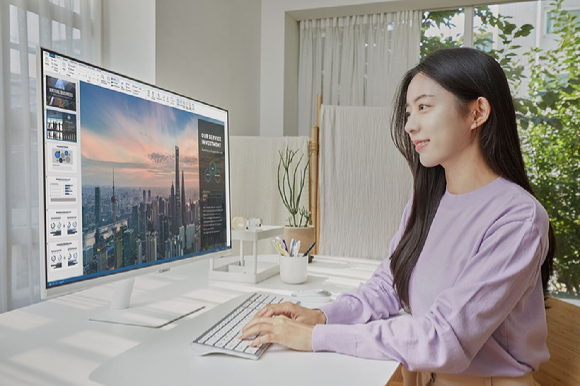 삼성전자 모델이 서울에 위치한 한 스튜디오에서 스마트 모니터 M7 화이트 에디션 제품을 소개하고 있다. [사진=삼성전자]