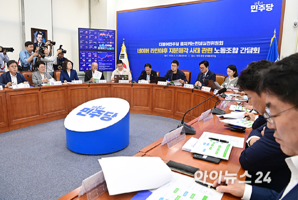 오세윤 화섬식품노조 네이버 지회장이 21일 오전 서울 여의도 국회에서 열린 네이버라인 지분매각 관련 노동조합 간담회에서 발언하고 있다. [사진=곽영래 기자]