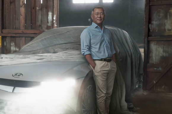 정의선 현대자동차그룹 회장이 세계적 권위의 자동차전문지 모터트렌드(MotorTrend)의 '올해의 인물(Person of the Year 2023)'로 선정됐다. [사진=현대자동차그룹]