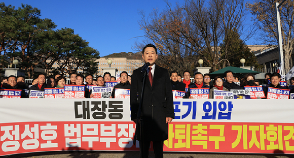 국민의힘 장동혁 대표가 18일 정부 과천청사 법무부 앞에서 열린 대장동 항소포기 외압 정성호 법무부 장관 사퇴 촉구 기자회견에서 발언하고 있다. 2025.11.18 [사진=연합뉴스]