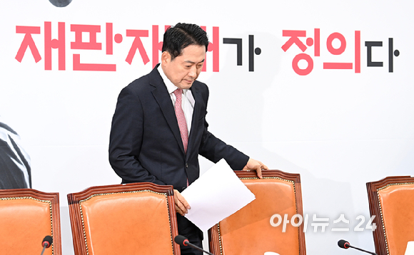 장동혁 국민의힘 대표가 17일 서울 여의도 국회에서 열린 최고위원회의에 참석하고 있다. [사진=곽영래 기자]