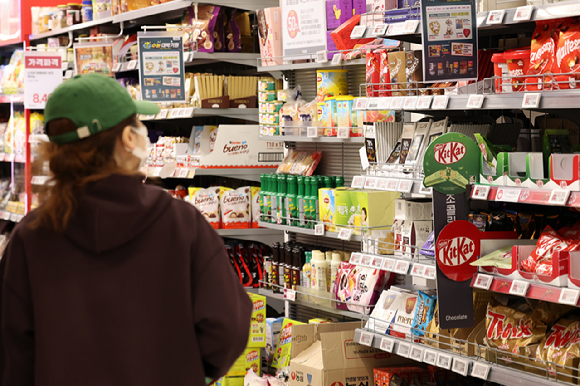 서울의 한 대형마트에 초콜릿이 진열돼 있다. [사진=연합뉴스]