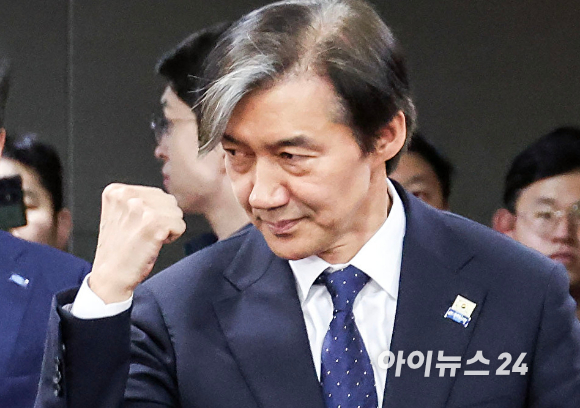 조국 조국혁신당 대표가 지난 10일 오후 국회 의원회관에 마련된 개표 상황실로 입장하고 있다. [사진=곽영래 기자]