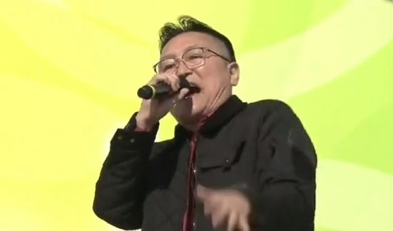 KBS 전국노래자랑에서 60대 중년의 남성이 그룹 방탄소년단(BTS)과 지드래곤의 노래를 열창해 눈길을 끌고 있다. 사진은 BTS의 '불타오르네'를 열창 중인 박태관 씨. [사진=KBS '전국노래자랑' 캡처]