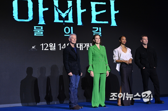 제임스 카메론 감독이 9일 오전 서울 영등포구 여의도동 콘래드 서울 호텔에서 열린 '아바타2: 물의 길' 내한 기자간담회에 참석해 포즈를 취하고 있다. [사진=김성진 기자]