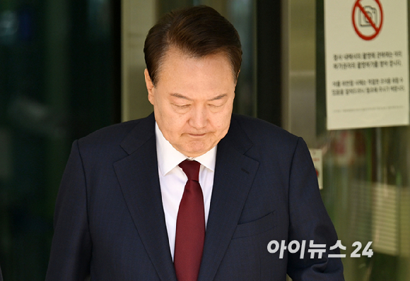 12·3 비상계엄 사태와 관련해 내란 우두머리 혐의 등으로 기소된 윤석열 전 대통령이 12일 서울 서초구 서울중앙지방법원에서 열린 3차 공판에서 오전 공판을 마치고 법원을 나서고 있다. [사진=사진공동취재단]