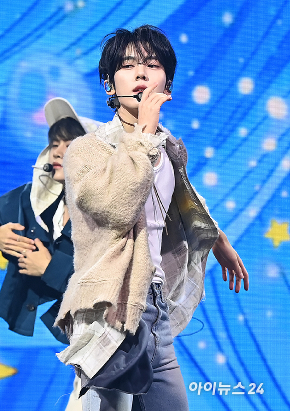 그룹 제로베이스원(ZEROBASEONE) 한유진이 24일 오후 서울 용산구 블루스퀘어에서 열린 미니 5집 '블루 파라다이스(BLUE PARADISE)' 발매 기념 쇼케이스에서 무대를 선보이고 있다. [사진=곽영래 기자]