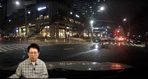최근 국내 한 교차로를 지나다 넘어진 오토바이 운전자가 맞은편에서 오던 차량에게 치료비를 요구했다는 황당한 사연이 알려졌다. 영상은 '한문철TV' 캡처. [영상=유튜브 '한문철TV']