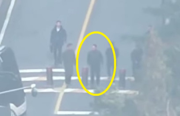 지난 8일 한남동 관저에서 윤석열 대통령으로 추정되는 인물이 포착됐다. [사진=오마이TV 캡쳐]