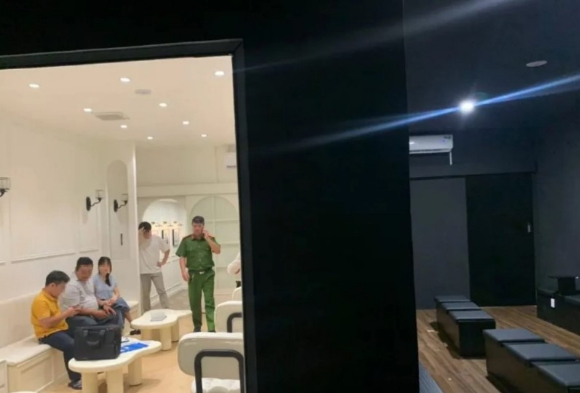베트남의 한 소개팅 카페가 매직미러를 사용해 경찰 조사를 받았다. [사진=SCMP 캡쳐]