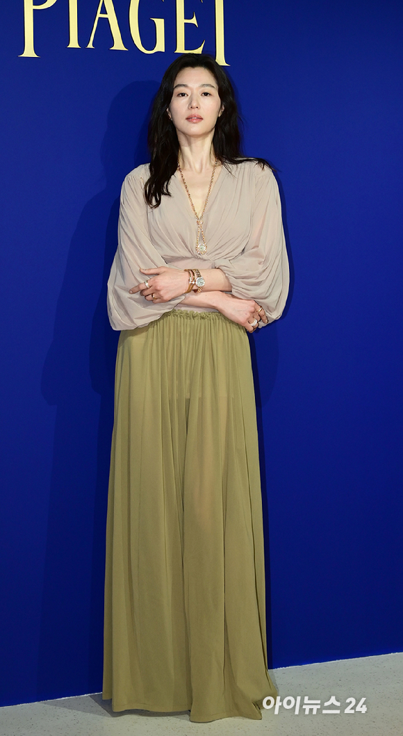 배우 전지현이 30일 서울 용산구 한남동 페즈에서 열린 주얼리 브랜드 피아제(PIAGET) 식스티 포토 행사에 참석하고 있다. [사진=정소희 기자]