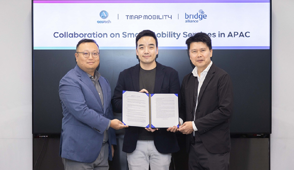 왼쪽부터 리푸 아코테크 최고경영자(CEO) 겸 지리 부사장, 박서하 티맵모빌리티 D&I 담당, 앨런 여 브릿지얼라이언스 부사장이 기념 사진을 찍고 있다. [사진=티맵모빌리티]