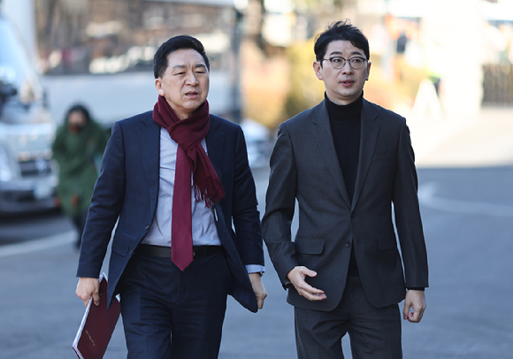 27일 서울 여의도 국회에서 열린 제420회 국회(임시회) 제2차 본회의에서 국무총리(한덕수) 한택소추안 관련 우원식 국회 의장이 가결 정족수 기준이 151석 이상이라 말하자 국민의힘 권성동 원내대표가 의장석까지 올라 항의하고 있다. [사진=정소희 기자]