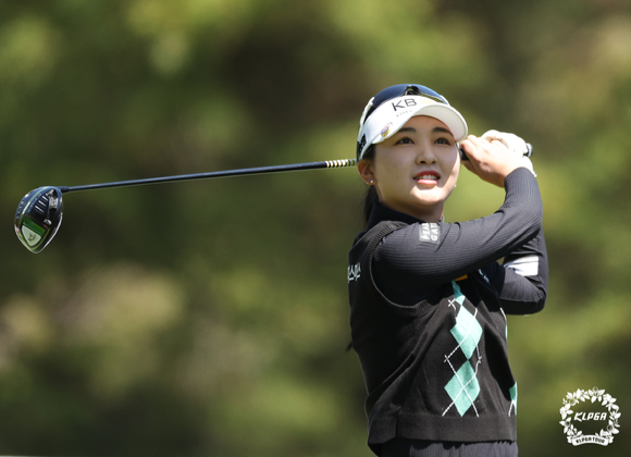 지난해 KLPGA 신인왕을 받은 이예원이 9일 끝난 KLPGA투어 롯데 렌터카 여자오픈 최종 라운드 4번 홀에서 티샷을 시도하고 있다. [사진=한국여자프로골프협회(KLPGA)]