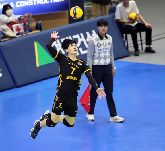 KB손해보험 선수들이 17일 열린 한국전력과 원정 경기 도중 공격 득점을 올린 뒤 환호하고 있다. [사진=발리볼코리아닷컴]