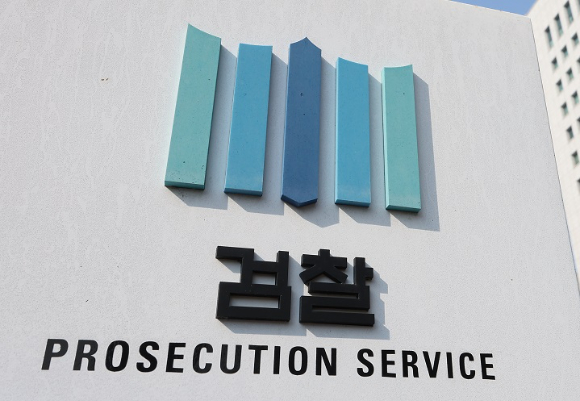 서울 지하철 5호선 열차 안에 불을 지른 60대 남성이 지난 2일 영장실질심사를 위해 서울 양천구 서울남부지법에 출석하고 있다. [사진=연합뉴스]