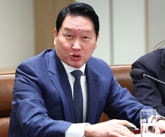 최태원 SK그룹 회장이 16일 용산 대통령실에서 열린 한미 관세협상 후속 민관 합동회의에서 발언하고 있다. [사진=연합뉴스]