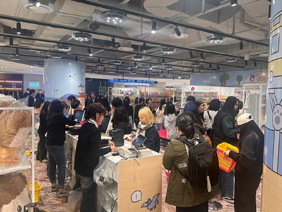 지난 10일부터 23일까지 2주간 부산 신세계 센텀시티몰에서 열린 네이버웹툰 '마루는 강쥐' 팝업 스토어에 방문객들로 인산인해를 이뤘다. [사진=네이버웹툰]