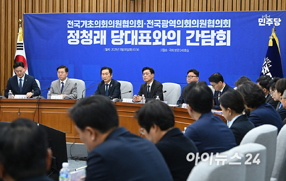 정청래 더불어민주당 대표가 18일 서울 여의도 국회에서 열린 당대표-전국기초·광역의회의원협의회 간담회에서 발언하고 있다. [사진=곽영래 기자]