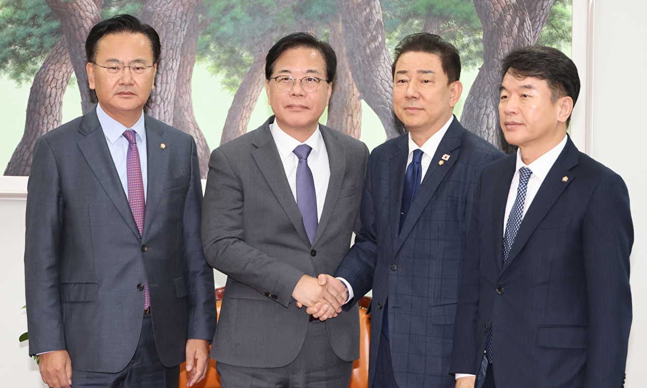 더불어민주당 김병기 원내대표와 국민의힘 송언석 원내대표가 18일 서울 여의도 국회에서 회동하고 있다.왼쪽부터 국민의힘 유상범 원내운영수석부대표·송언석 원내대표, 더불어민주당 김병기 원내대표·문진석 원내운영수석부대표. [사진=연합뉴스]