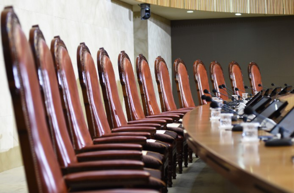 대법원 대회의실에 마련된 대법관석 [사진=대법원]