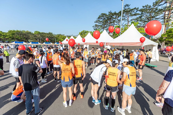 14일 여의도 한강공원에서 열린 제11회 행복한가게 마라톤 대회에서 OCI홀딩스 임직원과 시각장애인 마라토너들이 준비를 하고 있다. [사진=OCI홀딩스]