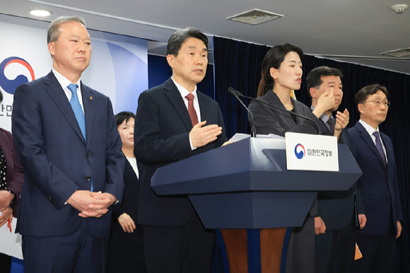 이주호 사회부총리 겸 교육부 장관이 17일 서울 종로구 정부서울청사에서 2026학년도 의대 모집인원 조정 방향 관련 브리핑을 하고 있다. [사진=연합뉴스]