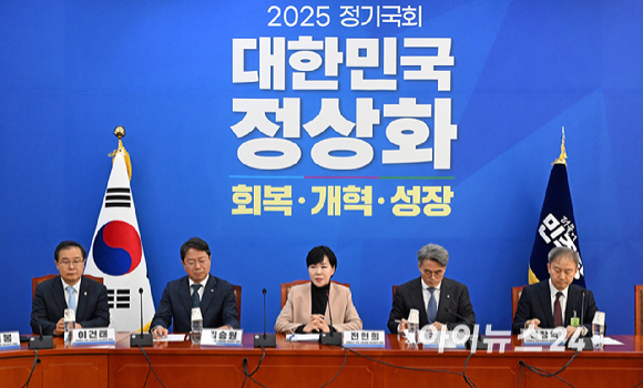 전현희 단장이 18일 국회에서 열린 더불어민주당 사법불신 극복·사법행정 정상화 TF 전체회의에서 발언을 하고 있다. [사진=곽영래 기자]