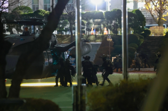 윤석열 대통령이 지난 3일 밤 긴급성명을 통해 비상계엄을 선포한 가운데 4일 새벽 계엄군이 헬기를 타고 국회에 도착하고 있다. [사진=연합뉴스]