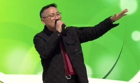 KBS 전국노래자랑에서 60대 중년의 남성이 그룹 방탄소년단(BTS)과 지드래곤의 노래를 열창해 눈길을 끌고 있다. 사진은 BTS의 '불타오르네'를 열창 중인 박태관 씨. [사진=KBS '전국노래자랑' 캡처]