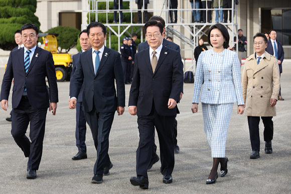 주요 20개국(G20) 정상회의 참석을 계기로 UAE·이집트·튀르키예 등 4개국 순방에 나서는 이재명 대통령과 김혜경 여사가 17일 성남 서울공항에서 환송나온 더불어민주당 정청래 대표, 윤호중 행안부 장관 등과 공군 1호기로 향하고 있다. 2025.11.17 [사진=연합뉴스]