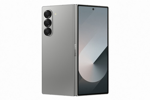 노태문 삼성전자 MX사업부장 사장이 10일(현지시간) 프랑스 파리의 중심지 '카루젤 뒤 루브르'에서 개최된 '갤럭시 언팩 2024' 행사에서 '갤럭시 Z 폴드·플립6'를 공개하는 모습. [사진=삼성전자]