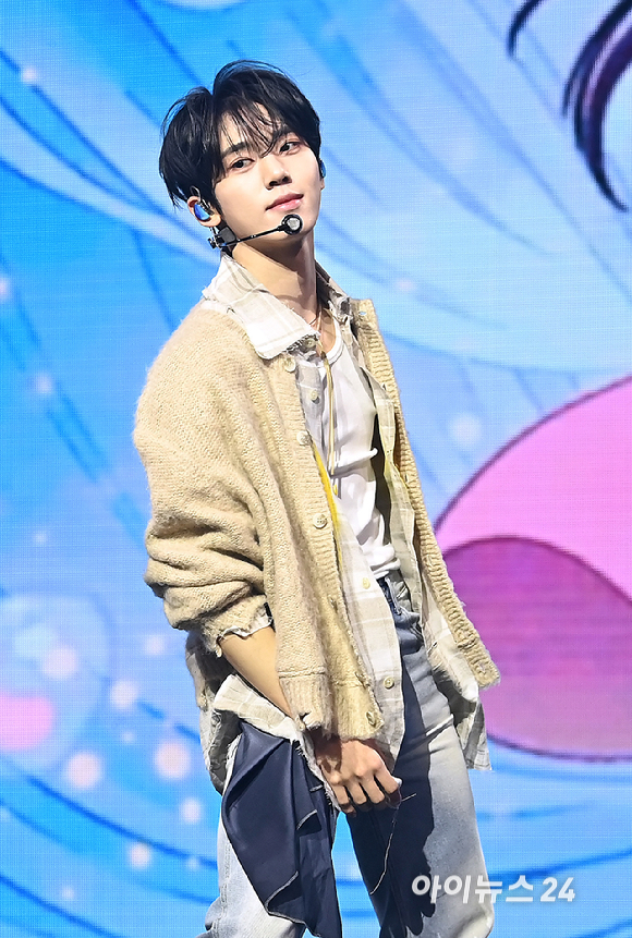 그룹 제로베이스원(ZEROBASEONE) 한유진이 24일 오후 서울 용산구 블루스퀘어에서 열린 미니 5집 '블루 파라다이스(BLUE PARADISE)' 발매 기념 쇼케이스에서 무대를 선보이고 있다. [사진=곽영래 기자]