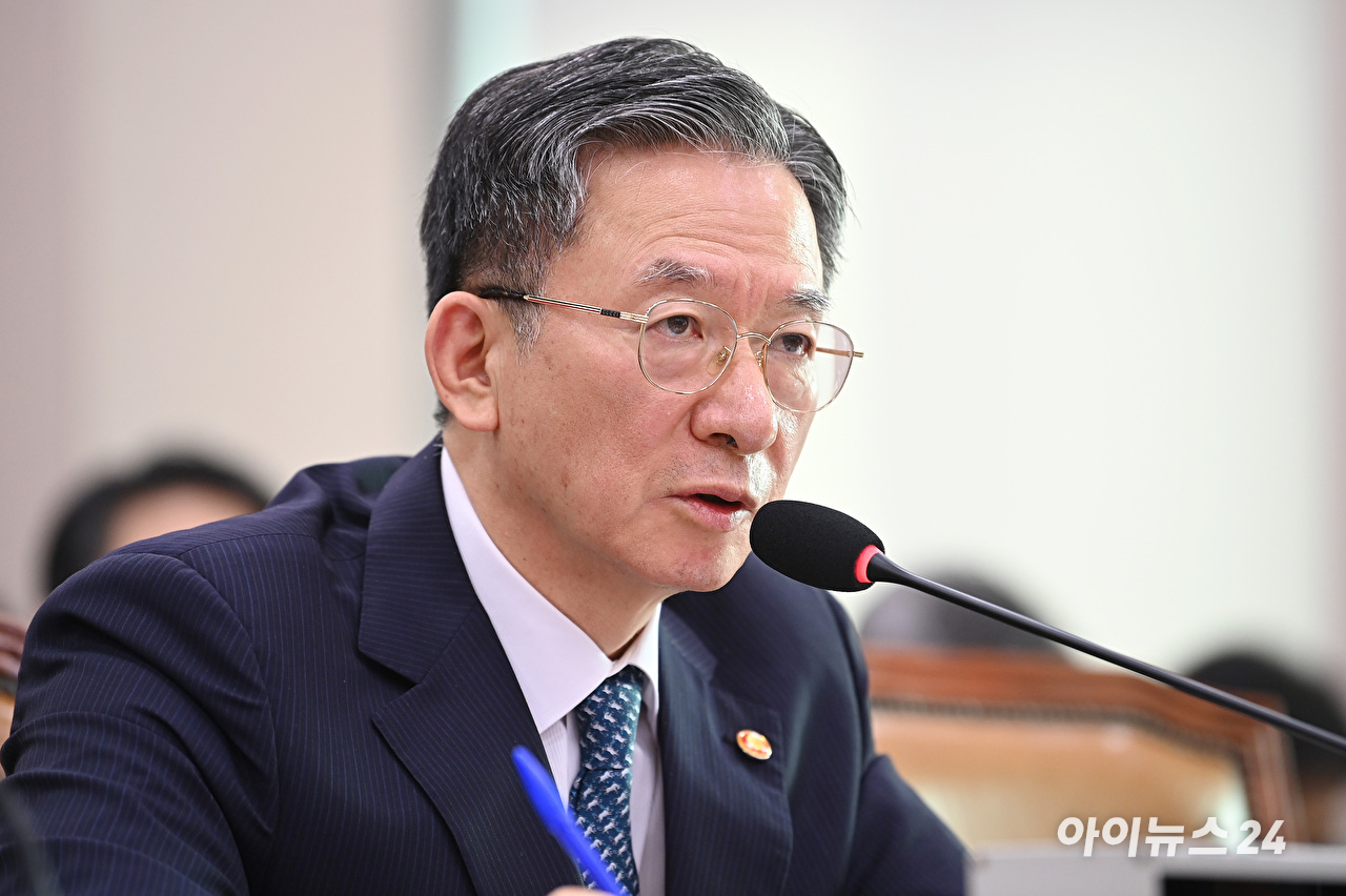 정성호 법무부 장관이 14일 서울 여의도 국회에서 열린 법무부 등에 대한 법제사법위원회 국정감사에서 질의에 답변하고 있다. [사진=곽영래 기자]