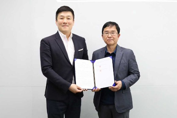 이호대 위메이드플레이 대표(좌측), 신현호 디앤씨미디어 회장. [사진=위메이드플레이]