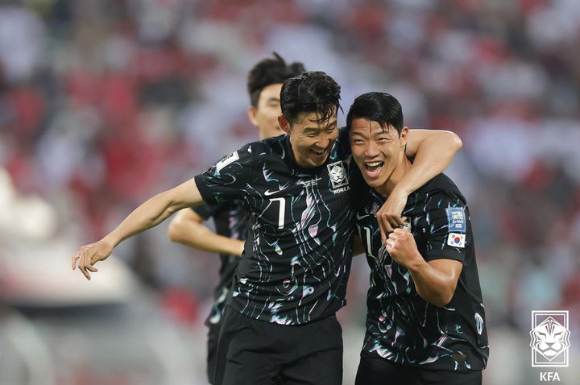 10일 오만 무스카트에 있는 술탄 카부스 스타디움에서 열린 국제축구연맹(FIFA) 주최 2026 북중미 월드컵 아시아 지역 3차 예선 B조 2차전 한국과 오만 경기, 한국 주장 손흥민이 돌파를 시도하고 있다. [사진=대한축구협회 ]