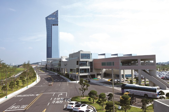 LS전선 동해 사업장에서 직원들이 케이블을 턴테이블에 올려놓는 모습. [사진=LS전선 ]