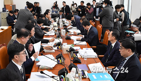 한병도 예결위원장이 17일 서울 여의도 국회 예산결산특별위원회에서 열린 제1차 예산안등조정소위원회의를 주재하고 있다. [사진=곽영래 기자]