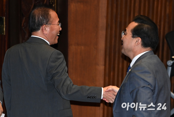 강성희 진보당 의원이 13일 서울 여의도 국회에서 열린 본회의에서 선서를 하고 있다. [사진=김성진 기자]