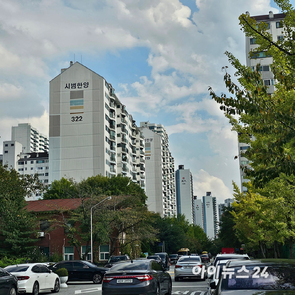 대출규제가 강화된 후 안전한 투자처를 찾는 수요자들이 재건축 추진단지에 주목하고 있다. 사진은 서울 양천구 목동 신시가지 7단지 전경. 2024.10.08 [사진=아이뉴스24 DB]