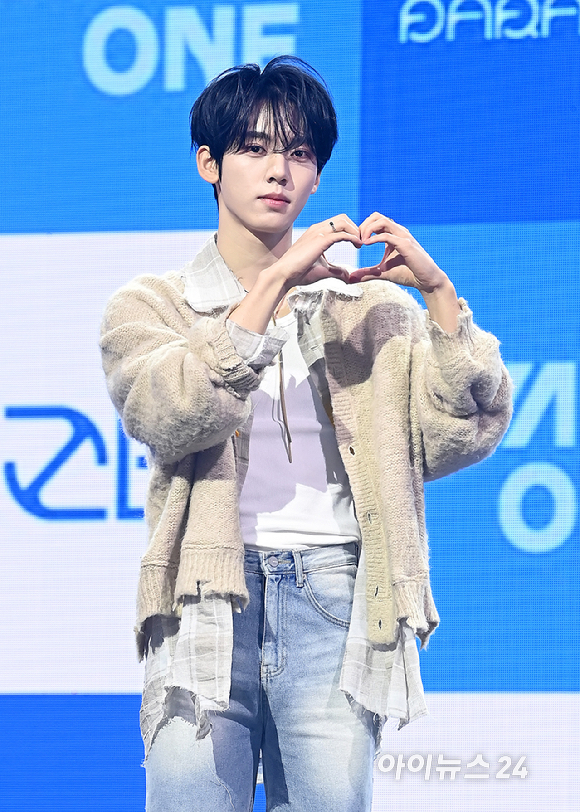 그룹 제로베이스원(ZEROBASEONE) 한유진이 24일 오후 서울 용산구 블루스퀘어에서 열린 미니 5집 '블루 파라다이스(BLUE PARADISE)' 발매 기념 쇼케이스에서 무대를 선보이고 있다. [사진=곽영래 기자]