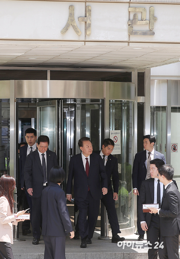 12·3 비상계엄 사태와 관련해 내란 우두머리 혐의 등으로 기소된 윤석열 전 대통령이 12일 서울 서초구 서울중앙지방법원에서 열린 3차 공판에서 오전 공판을 마치고 법원을 나서고 있다. [사진=사진공동취재단]