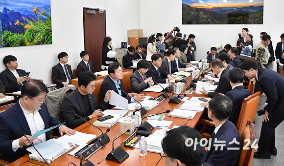 한병도 예결위원장이 17일 서울 여의도 국회 예산결산특별위원회에서 열린 제1차 예산안등조정소위원회의를 주재하고 있다. [사진=곽영래 기자]