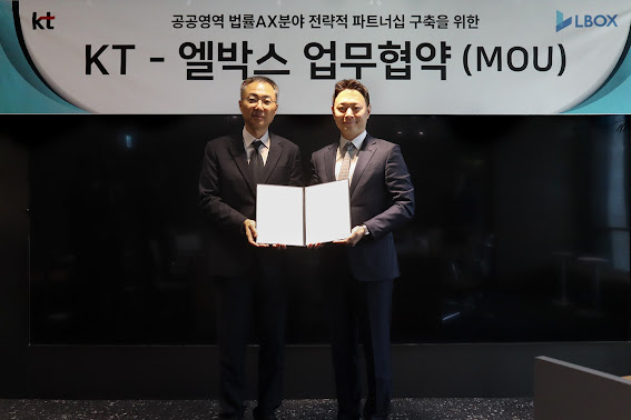KT Enterprise부문 공공사업본부장 유용규 전무(왼쪽)와 엘박스 이진 대표(오른쪽)가 기념 촬영을 하고 있다. [사진=KT]