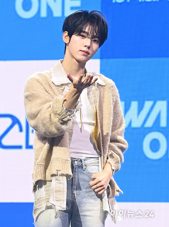 그룹 제로베이스원(ZEROBASEONE) 한유진이 24일 오후 서울 용산구 블루스퀘어에서 열린 미니 5집 '블루 파라다이스(BLUE PARADISE)' 발매 기념 쇼케이스에서 무대를 선보이고 있다. [사진=곽영래 기자]