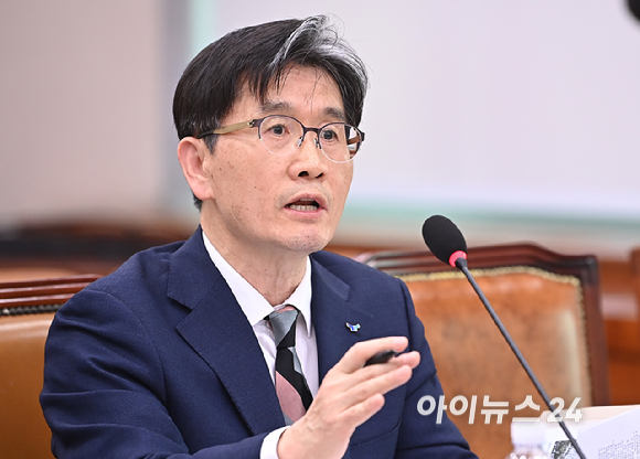 오동운 고위공직자범죄수사처장이 12일 오후 서울 여의도 국회에서 열린 제423회 국회(임시) 법제사법위원회 제1차 전체회의에서 질의에 답변하고 있다. [사진=곽영래 기자]