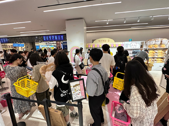 지난 6월 29일부터 7월 12일까지 서울 강남구 스타필드 코엑스몰에서 열린 네이버웹툰 1차 팝업스토어에 방문객들이 줄을 서고 있다. [사진=네이버웹툰]