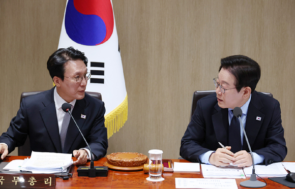 이재명 대통령과 김민석 국무총리가 11일 용산 대통령실에서 열린 국무회의에서 회의 공개 범위에 대해 조율하고 있다. 2025.11.11 [사진=연합뉴스]