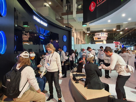 김상철 한글과컴퓨터(한컴)그룹 회장은 지난 7일(현지 시각) CES 2022에서 기자들과 만나 이야기하고 있다. [사진=한컴그룹]