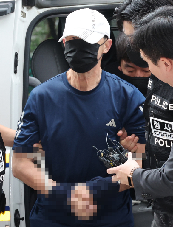 서울 지하철 5호선 열차 안에 불을 지른 60대 남성이 지난 2일 영장실질심사를 위해 서울 양천구 서울남부지법에 출석하고 있다. [사진=연합뉴스]